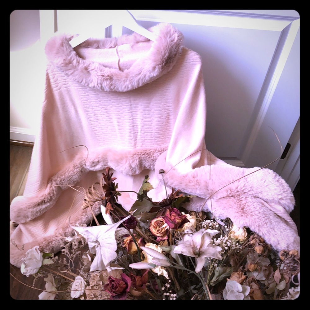 Dusty pink/ Faux fur trimmed exquisite poncho